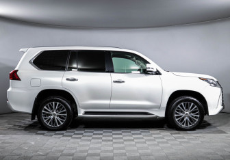 Подержанный автомобиль Lexus LX 2017 года (4 фото)
