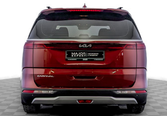Подержанный автомобиль Kia Carnival 2022 года (6 фото)