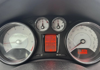 Подержанный автомобиль Peugeot 308 Hatchback 2010 года (14 фото)