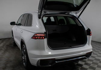 Подержанный автомобиль Geely Monjaro 2023 года (21 фото)