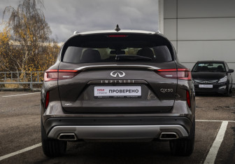 Подержанный автомобиль Infiniti QX50 2018 года (6 фото)