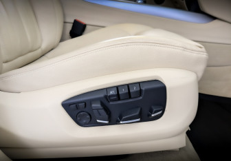 Подержанный автомобиль BMW X5 2014 года (25 фото)