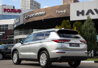 Подержанный автомобиль Mitsubishi Outlander 2022 года (5 фото)