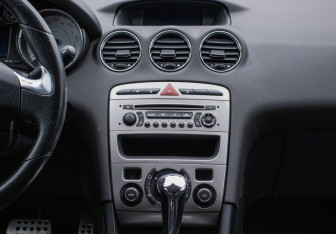 Подержанный автомобиль Peugeot 408 2015 года (14 фото)