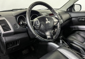 Подержанный автомобиль Mitsubishi Outlander 2009 года (13 фото)