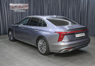 Подержанный автомобиль Hongqi H5 2024 года (7 фото)