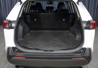 Подержанный автомобиль Toyota RAV4 2020 года (10 фото)