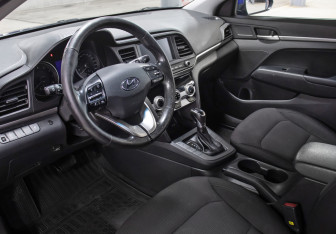 Подержанный автомобиль Hyundai Elantra Sedan 2019 года (16 фото)