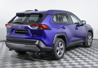 Подержанный автомобиль Toyota RAV4 2021 года (3 фото)