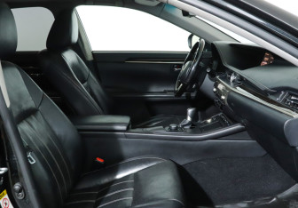 Подержанный автомобиль Lexus ES 2015 года (9 фото)