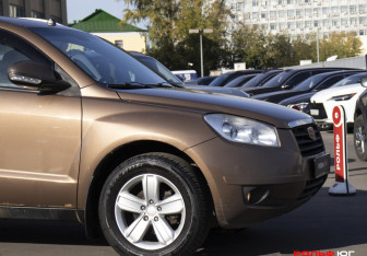 Подержанный автомобиль Geely Emgrand X7 2015 года (23 фото)