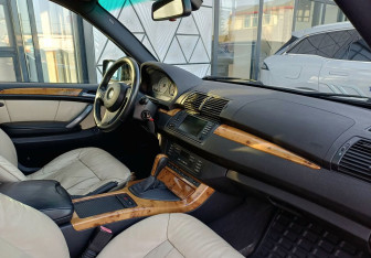 Подержанный автомобиль BMW X5 2005 года (21 фото)
