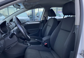 Подержанный автомобиль Volkswagen Golf Hatchback 2011 года (17 фото)