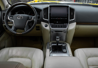 Подержанный автомобиль Toyota Land Cruiser Suv 2020 года (10 фото)
