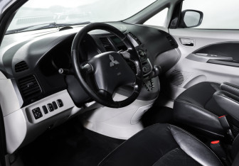 Подержанный автомобиль Mitsubishi Grandis 2008 года (15 фото)