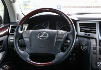 Подержанный автомобиль Lexus LX 2013 года (19 фото)