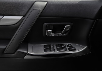 Подержанный автомобиль Mitsubishi Pajero 2011 года (15 фото)