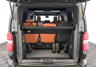 Подержанный автомобиль Peugeot Traveller 2018 года (10 фото)