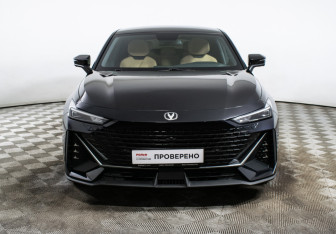 Подержанный автомобиль Changan UNI-V 2022 года (2 фото)