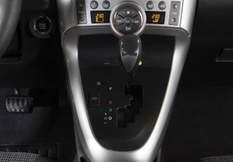 Подержанный автомобиль Toyota Verso 2012 года (18 фото)