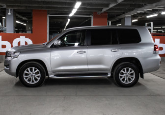 Подержанный автомобиль Toyota Land Cruiser Suv 2015 года (8 фото)