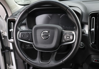 Подержанный автомобиль Volvo XC40 2019 года (16 фото)
