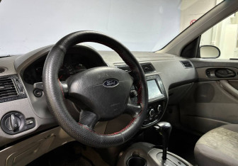 Подержанный автомобиль Ford Focus Sedan 2004 года (18 фото)