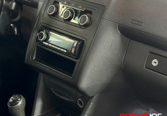 Подержанный автомобиль Volkswagen Caddy Compactvan 2012 года (16 фото)