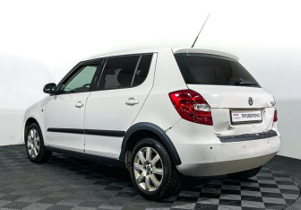 Подержанный автомобиль Skoda Fabia Hatchback 2010 года (7 фото)