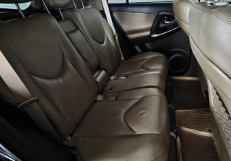 Подержанный автомобиль Toyota RAV4 2010 года (10 фото)