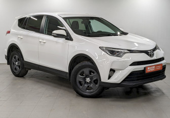 Подержанный автомобиль Toyota RAV4 2017 года (3 фото)