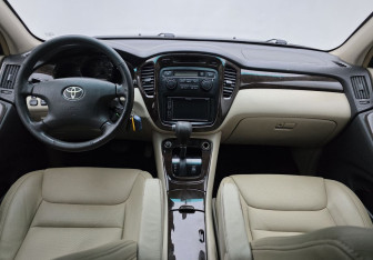 Подержанный автомобиль Toyota Highlander 2003 года (11 фото)
