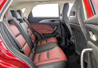 Новый FAW Bestune T77 2024 (12 фото)