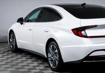 Подержанный автомобиль Hyundai Sonata 2019 года (18 фото)