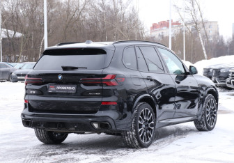 Подержанный автомобиль BMW X5 2025 года (5 фото)