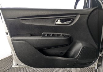 Подержанный автомобиль Kia Rio Hatchback 2021 года (18 фото)