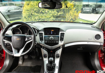 Подержанный автомобиль Chevrolet Cruze Sedan 2011 года (10 фото)