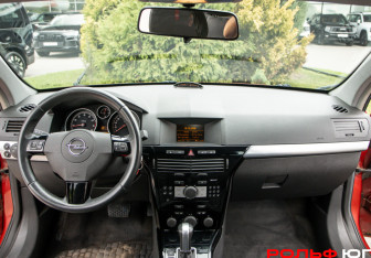 Подержанный автомобиль Opel Astra Hatchback 2008 года (10 фото)