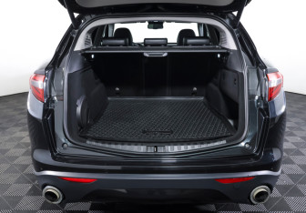 Подержанный автомобиль Alfa Romeo Stelvio 2017 года (8 фото)