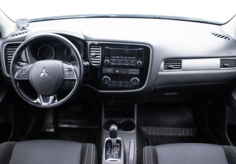Подержанный автомобиль Mitsubishi Outlander 2016 года (13 фото)