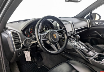 Подержанный автомобиль Porsche Cayenne 2017 года (16 фото)
