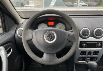 Подержанный автомобиль Renault Sandero 2010 года (11 фото)