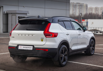 Подержанный автомобиль Volvo XC40 2019 года (8 фото)