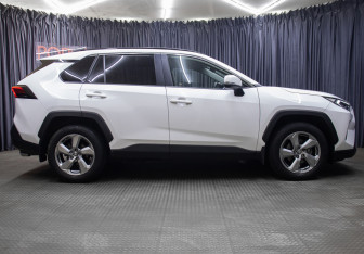 Подержанный автомобиль Toyota RAV4 2021 года (4 фото)