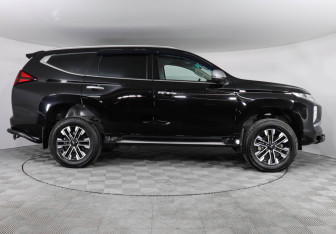 Подержанный автомобиль Mitsubishi Montero Sport 2022 года (4 фото)