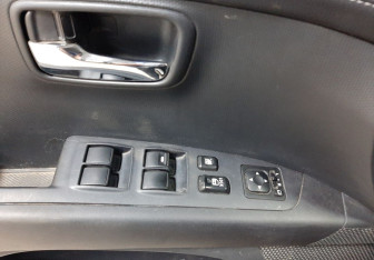 Подержанный автомобиль Citroen C-Crosser 2011 года (18 фото)