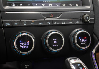 Подержанный автомобиль Jaguar E-Pace 2018 года (18 фото)