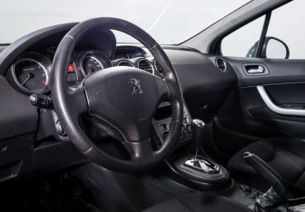 Подержанный автомобиль Peugeot 408 2012 года (14 фото)