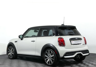 Подержанный автомобиль MINI Hatch 2023 года (7 фото)
