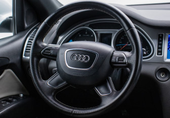 Подержанный автомобиль Audi Q7 2013 года (15 фото)